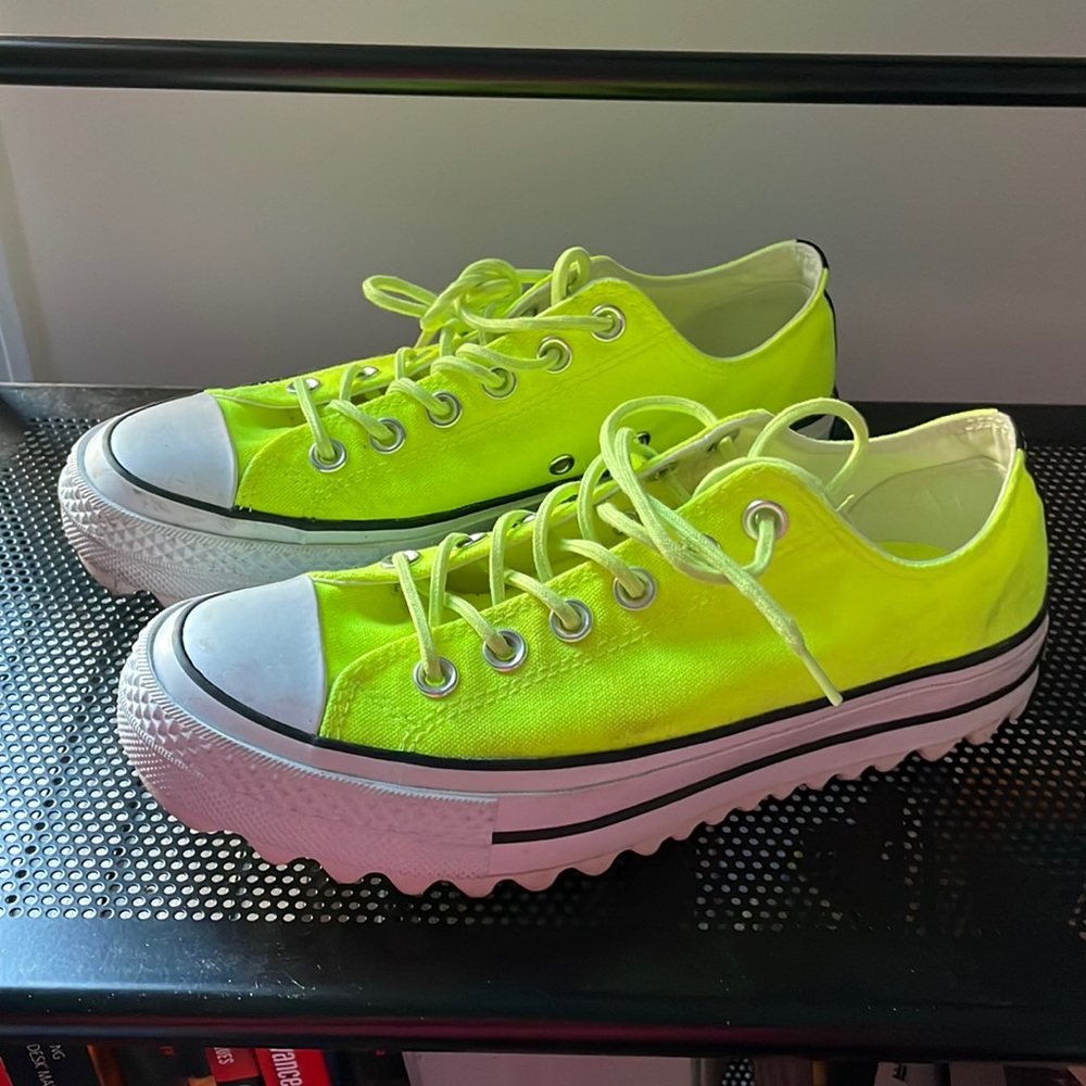 Converse Neon textured Sole